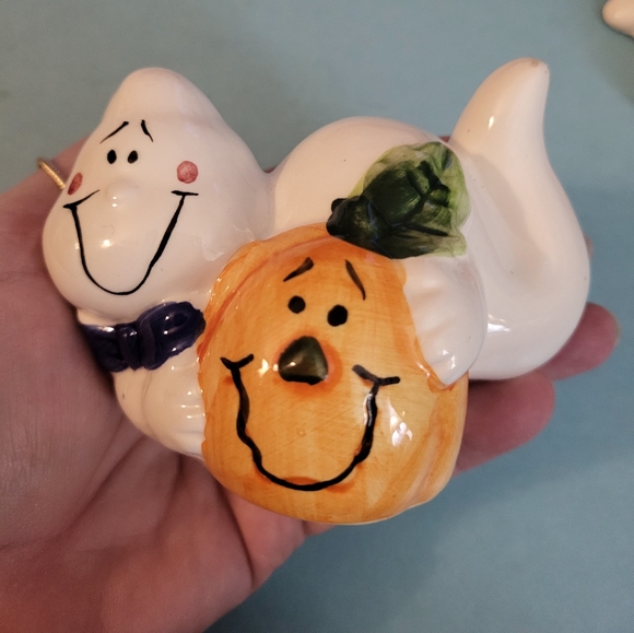 Cute Pair if Ceramic Ghosts with Pumpkins - Picture 4 of 8